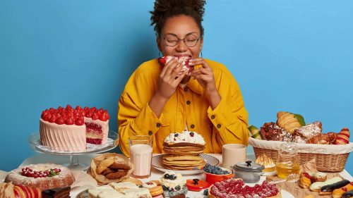 Alimentos hiperpalatáveis: entenda por que eles são irresistíveis e prejudicam sua saúde
