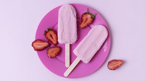 Picolé de iogurte com frutas vermelhas