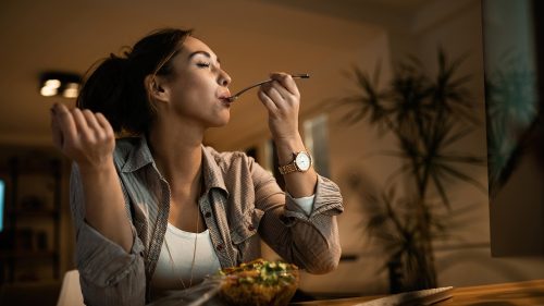 Treinamento em mindfulness reduz impulso alimentar: estudo revela impacto positivo em apenas 31 dias