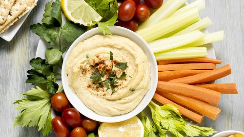 Hummus de grão-de-bico com vegetais