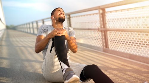 Dores no joelho: causas, prevenção e exercícios que ajudam a reduzir o desconforto