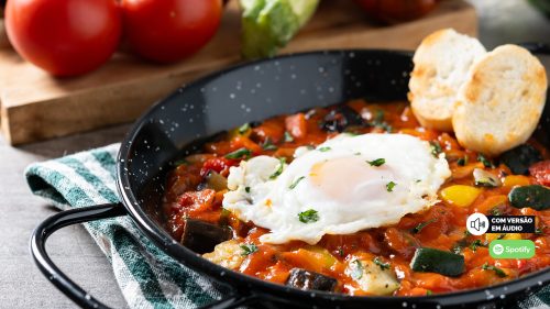 Shakshuka: ovos ao molho de tomate e especiarias em uma única frigideira
