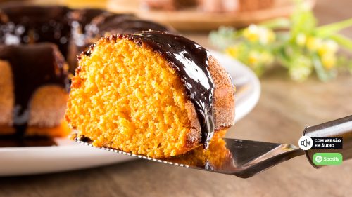 Bolo de cenoura com ganache de cacau amargo