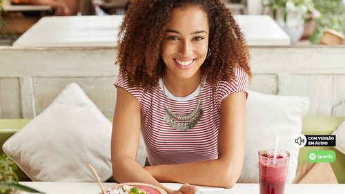 Antioxidantes e envelhecimento: por que o prato protege suas células mais do que a cápsula